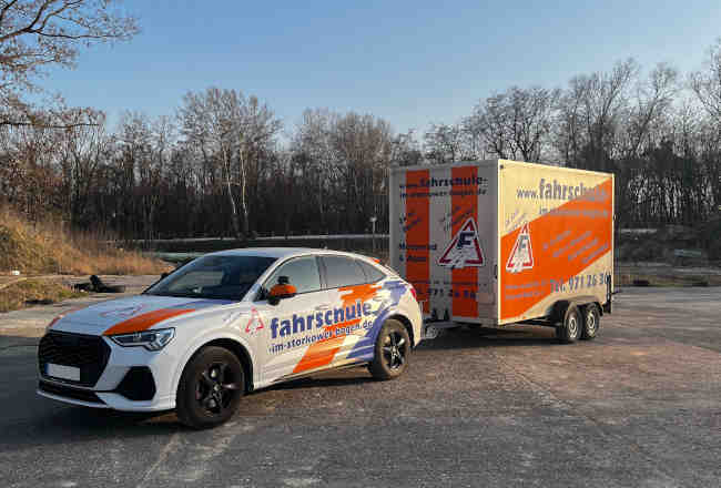 Auto-Motorrad-Fahrschule__Fahrschule-Lichtenberg_Fahrschule-Hohenschoenhausen_Fahrschule-Friedrishain_Audi-Q3-mit-Anhaenger Auto Führerschein, Klasse B, Klasse B-Automatik, B197, B196, Klasse BE, Klasse A1, Klasse A2, Klasse A, PKW Führerschein, Motorrad Führerschein, Anhänger Führerschein, Fahrschule Lichtenberg, Fahrschule in Berlin, Fahrschule Berlin, Fahrschule Hohenschönhausen, Fahrschule Friedrichshain, Fahrschule Marzahn, Fahrschule Prenzlauer Berg, Auto Fahrschule Berlin, Motorrad Fahrschule Berlin, Anhänger Fahrschule Berlin, Ausbildungsfahrschule, Fahrlehrerausbildung