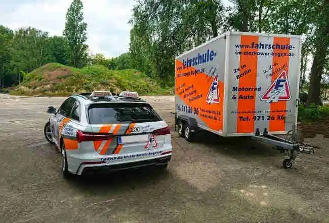 Fahrschulauto Audi A6 mit Anhänger der Klasse BE der Fahrschule im Storkower Bogen in Berlin-Lichtenberg
