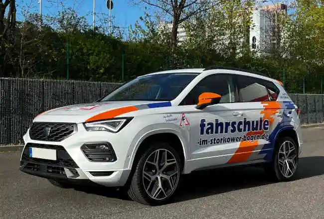 Fahrschulauto Seat Ateca, Klasse B-Automatik der Fahrschule im Storkower Bogen in Berlin-Lichtenberg